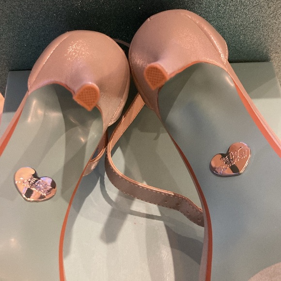 ❤️- NIB! New Listing! BETSY JOHNSON Juno Strappy Sanadal Silver 8.5 - Picture 7 of 16